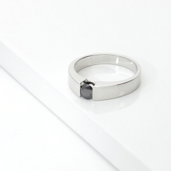18k white gold solitaire ring with black diamond