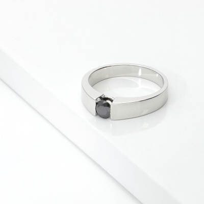 18k white gold solitaire ring with black diamond