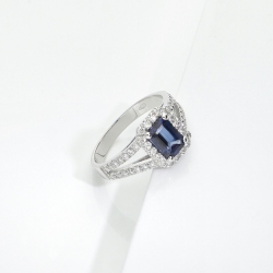 Halo ring with blue sapphire and diamonds in white gold 18k