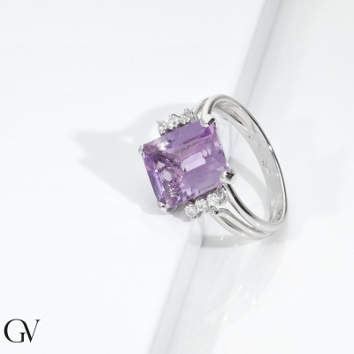 Ring in white gold 18k with central amethyst and 3 diamonds per side