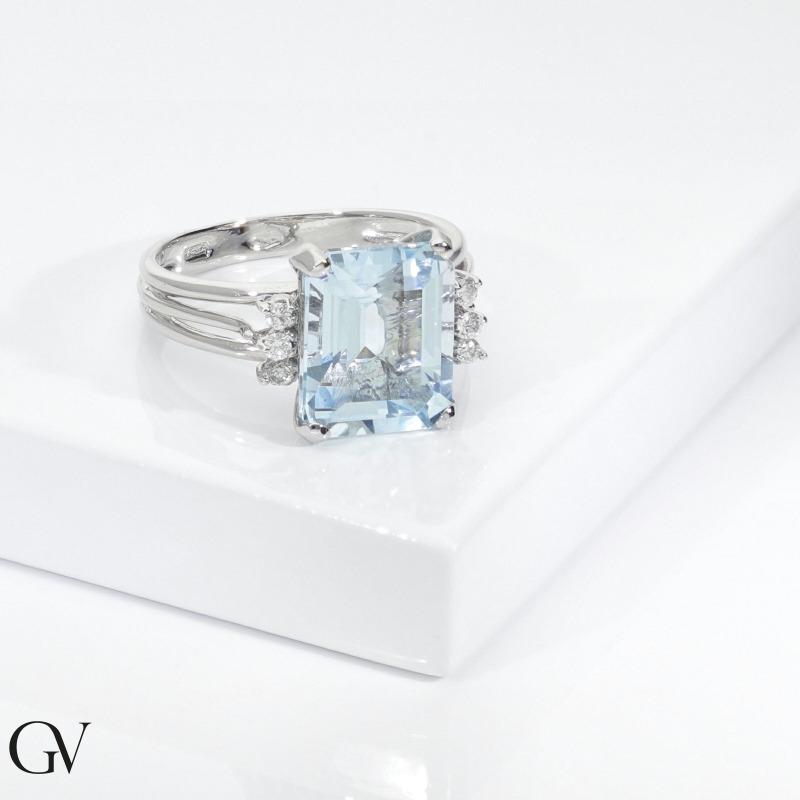 18k white gold ring with central aquamarine and 3 diamonds per side