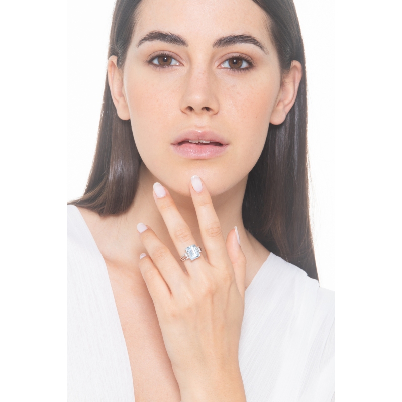 18k white gold ring with central aquamarine and 3 diamonds per side