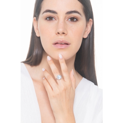 18k white gold ring with central aquamarine and 3 diamonds per side