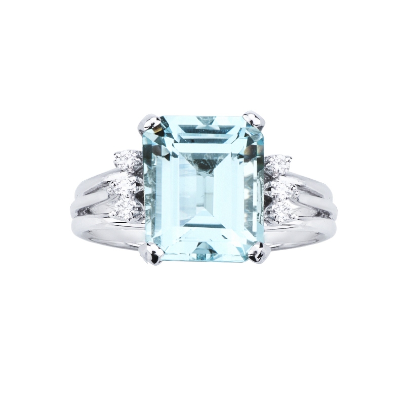18k white gold ring with central aquamarine and 3 diamonds per side