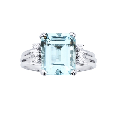 18k white gold ring with central aquamarine and 3 diamonds per side