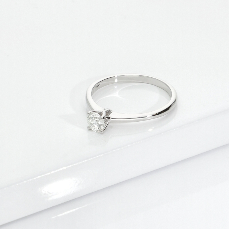 White gold 18k 4 claw solitaire ring with 0,40 ct diamond 