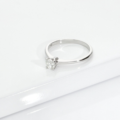 White gold 18k 4 claw solitaire ring with 0,40 ct diamond 