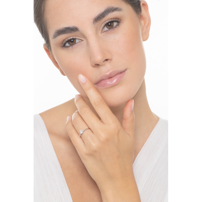 White gold 18k 4 claw solitaire ring with 0,40 ct diamond 