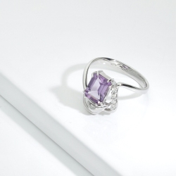 White gold 18k ring with a central amethyst and diamonds 