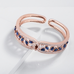 Cuff bracelet with diamonds and blue sapphires in 18kt gold 2