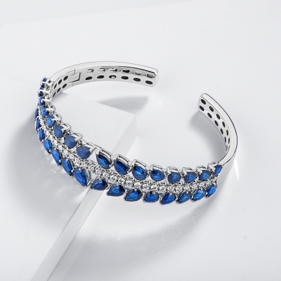 18k white gold design blue sapphires and diamonds