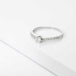 Solitaire type ring white gold 18k with diamonds round cut