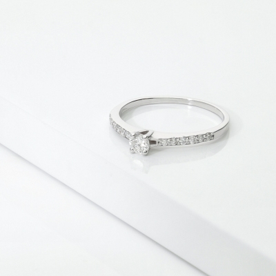 Solitaire type ring white gold 18k with diamonds round cut