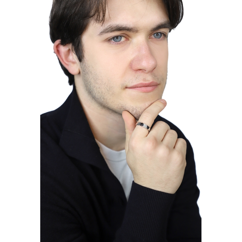 18k white gold solitaire ring with black diamond