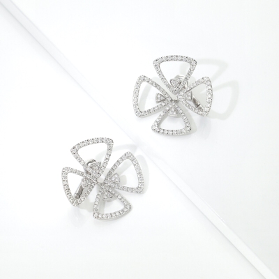 Flower diamond earrings in white gold 18k