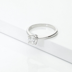 Solitaire ring in white gold 750