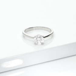 18k white gold diamond solitaire ring