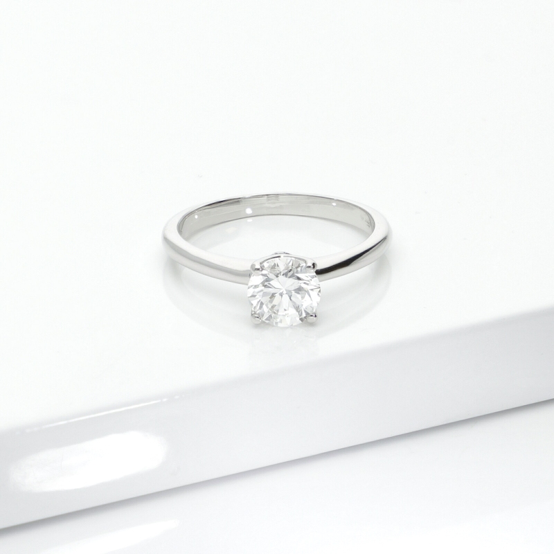 18k white gold diamond solitaire ring