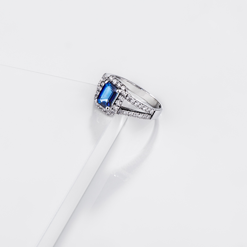 Halo ring with blue sapphire and diamonds in white gold 18k