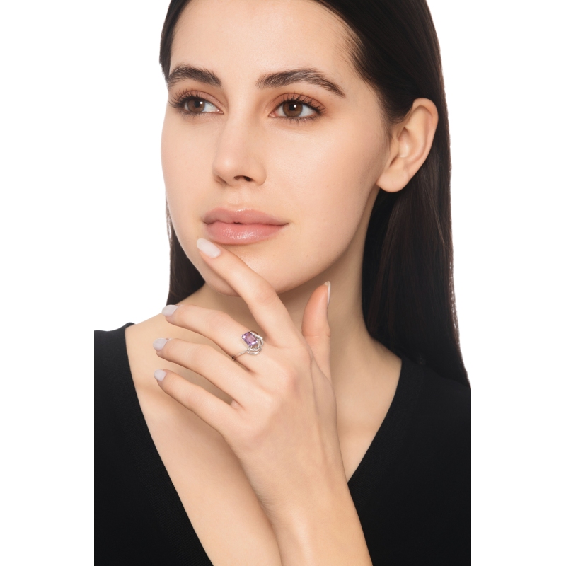 White gold 18k ring with a central amethyst and diamonds 