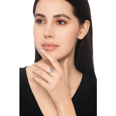 White gold 18k ring with a central amethyst and diamonds 