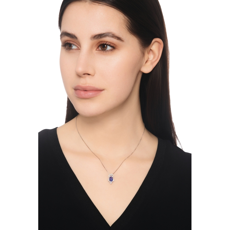 Necklace in white gold 18k with tanzanite oval cut and diamonds