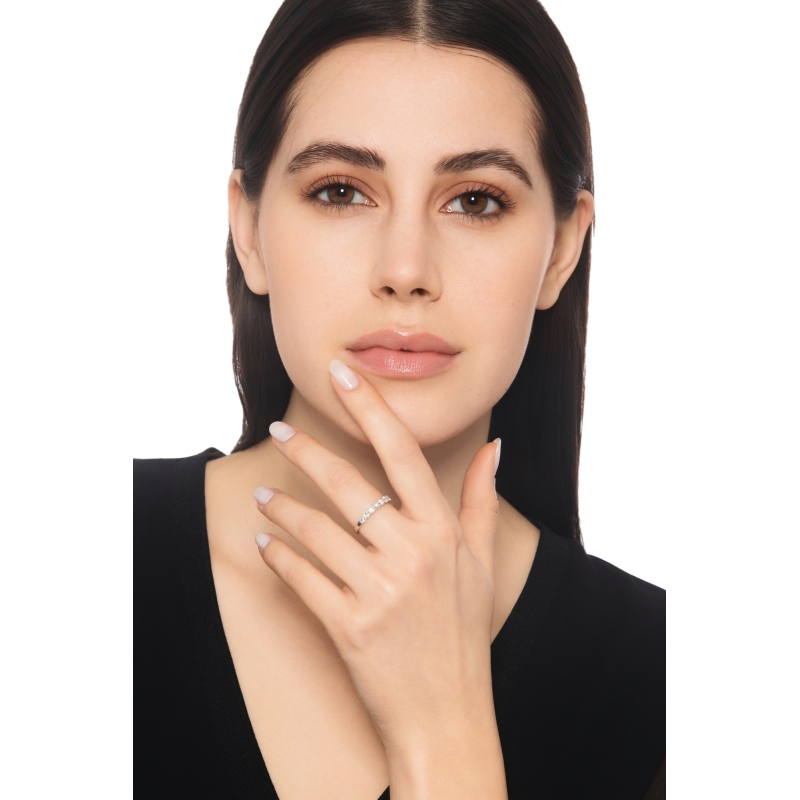 18k white gold half eternity ring with 7 diamonds, 0.55 ct