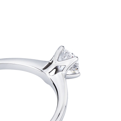 White gold 18k 4 claw solitaire ring with 0,40 ct diamond 