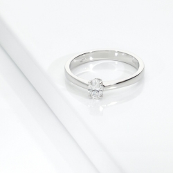 Solitaire ring with diamond oval cut 0.30ct GIA in white gold 18k