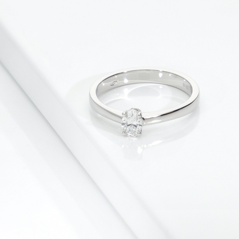 Solitaire ring with diamond oval cut 0.30ct GIA in white gold 18k