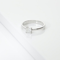 Solitaire ring with diamond princess cut 0.50ct GIA in white gold 18k