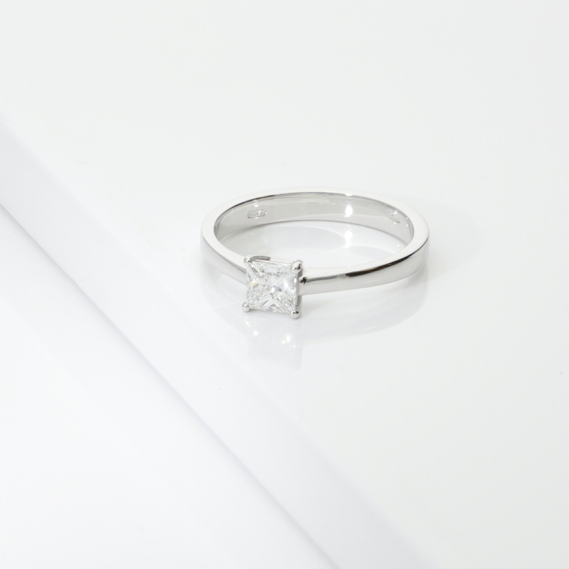 Solitaire ring with diamond princess cut 0.50ct GIA in white gold 18k