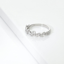 750 white gold diamond design ring