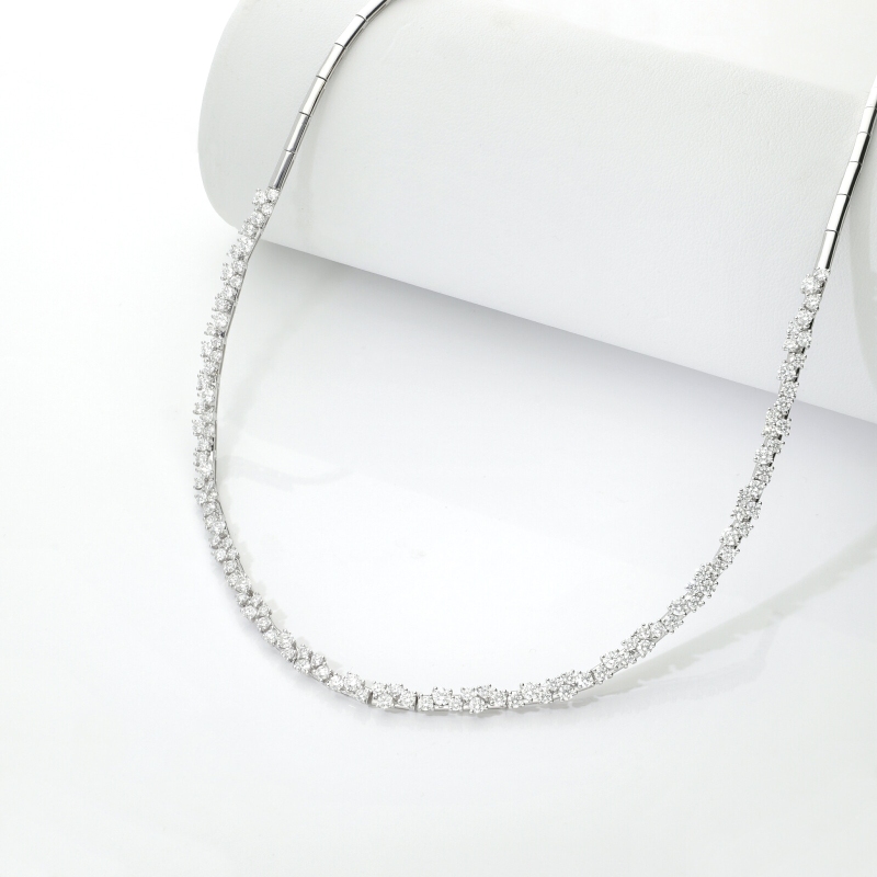 Diamonds design necklace in white gold 750