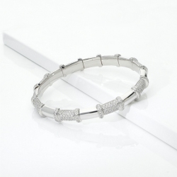 Elastic bracelet in 18k white gold with refined diamond details