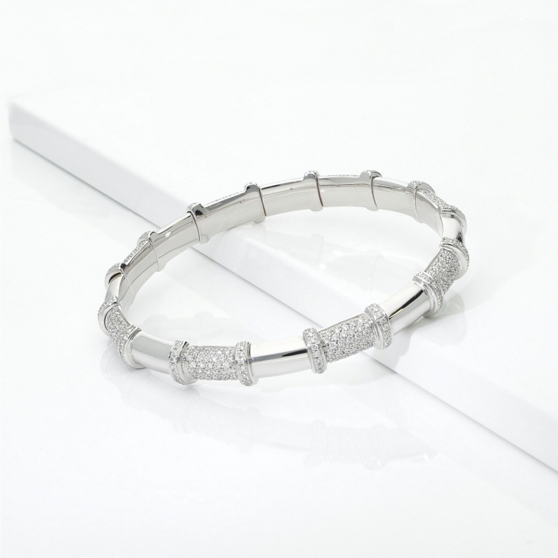 Elastic bracelet in 18k white gold with refined diamond details