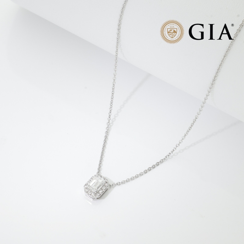 Necklace with diamond emerald cut 0.70ct GIA in white gold 18k