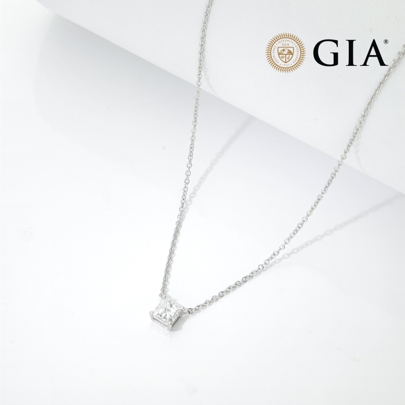 Necklace with diamond princess cut 0.70ct GIA in white gold 18k
