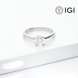 18k white gold diamond solitaire ring