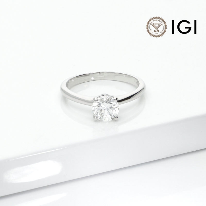 18k white gold diamond solitaire ring