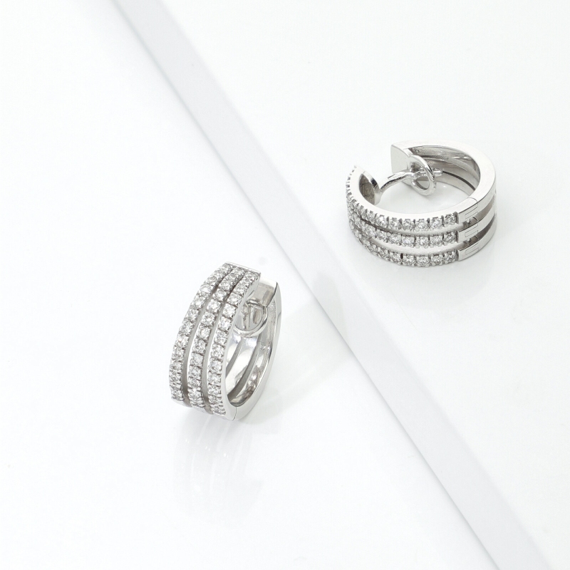 Earrings in white gold 18k with three rowns in diamonds