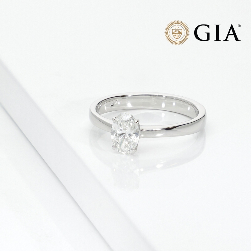 Ring with a diamond oval cut 0.70 ct GIA in 18k white gold