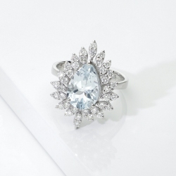 18k white gold ring aquamarine with diamonds