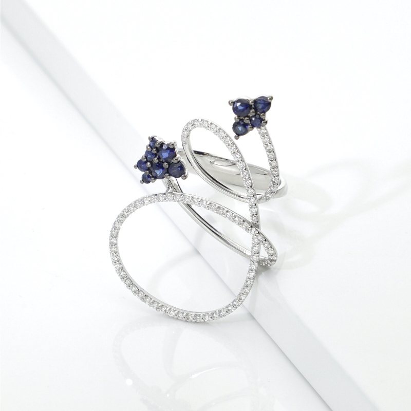 Floral ring with sapphires and diamonds in 18k white gold