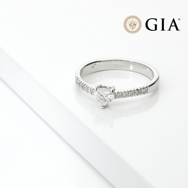 Solitaire ring with diamond heart cut 0.30ct GIA in white gold 18k