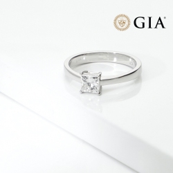 Solitaire ring with diamond princess cut 0.70ct GIA in white gold 18k