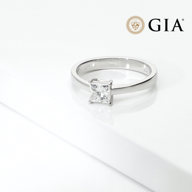 Solitaire ring with diamond princess cut 0.70ct GIA in white gold 18k