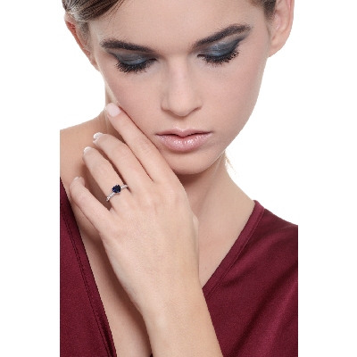 750 white gold ring with central blue sapphire and diamonds