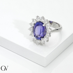 Halo ring in white gold 18k with diamonds and oval tanzanite