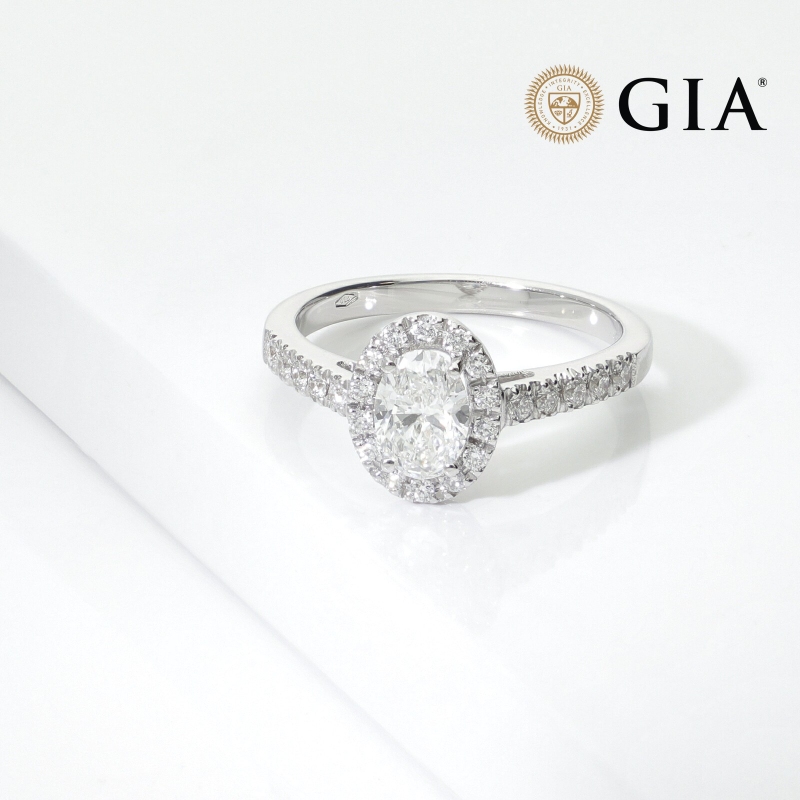 Ring with a diamond oval cut 0.70ct GIA in 18k white gold